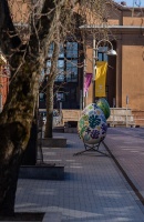 Daugavpils straujiem soļiem sagaida pavasara atnākšanu, tāpēc Daugavpils pilsētas mākslinieki ir optimistiski noskaņoti un sāk izrotāt pilsētu Lieldie 8