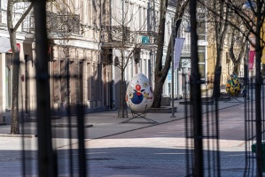 Daugavpils straujiem soļiem sagaida pavasara atnākšanu, tāpēc Daugavpils pilsētas mākslinieki ir optimistiski noskaņoti un sāk izrotāt pilsētu Lieldie 9
