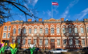 Daugavpils straujiem soļiem sagaida pavasara atnākšanu, tāpēc Daugavpils pilsētas mākslinieki ir optimistiski noskaņoti un sāk izrotāt pilsētu Lieldie 14