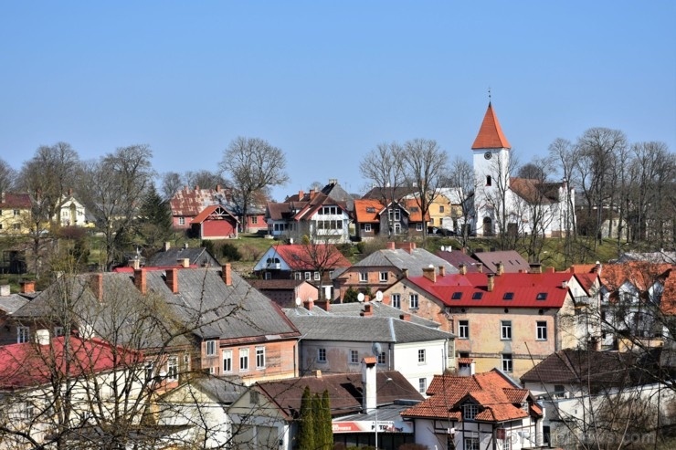 Talsu košajos ēku jumtos rotaļājas pavasaris 281519