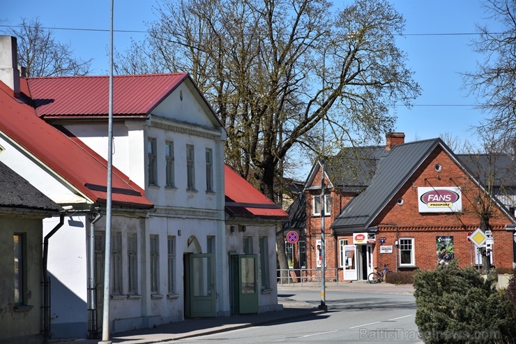 Talsu košajos ēku jumtos rotaļājas pavasaris 281524