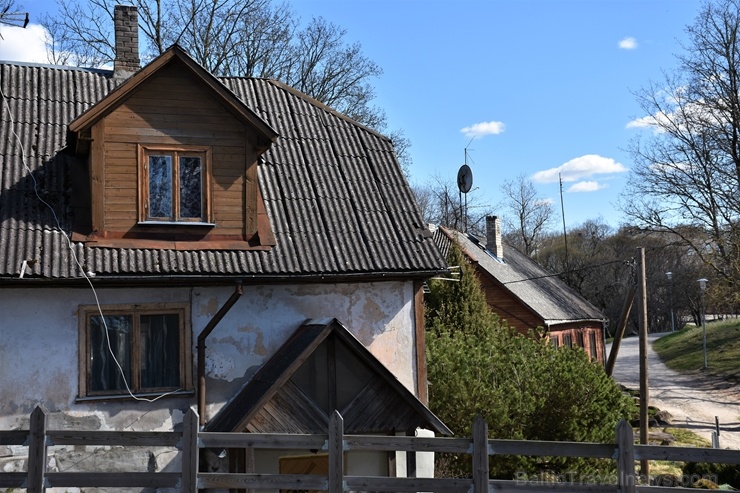 Talsu košajos ēku jumtos rotaļājas pavasaris 281527