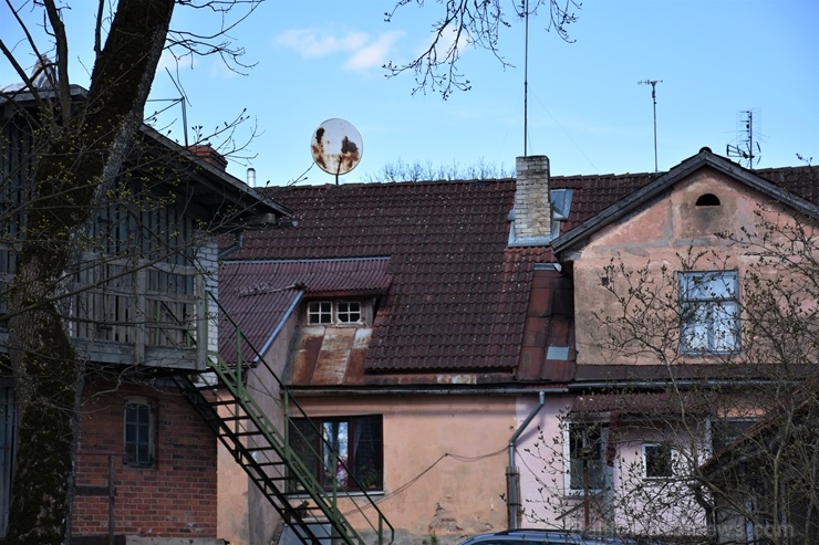 Talsu košajos ēku jumtos rotaļājas pavasaris 281529