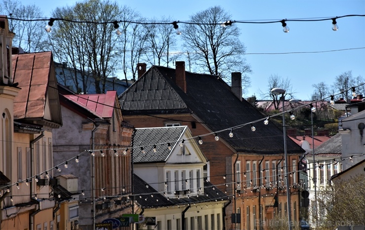 Talsu košajos ēku jumtos rotaļājas pavasaris 281534