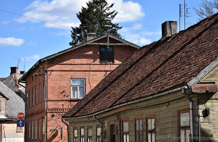 Talsu košajos ēku jumtos rotaļājas pavasaris 281538