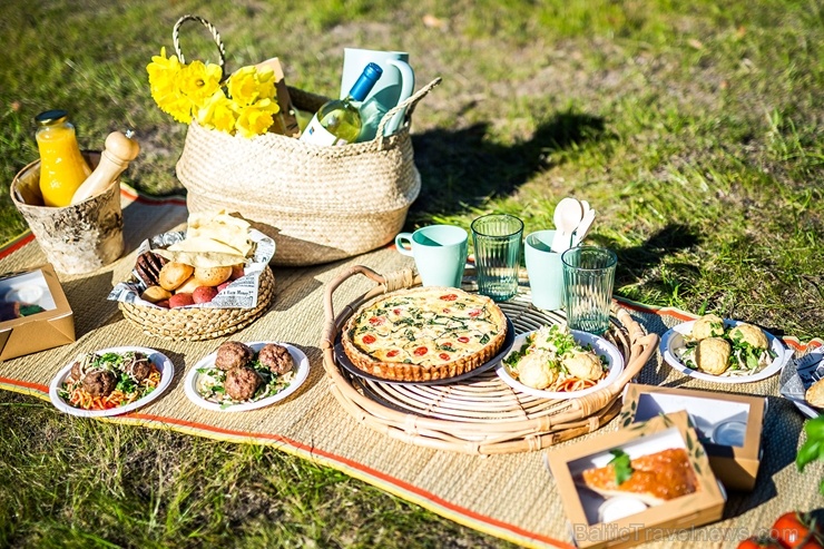 Restorāns Baltvilla sagatavojis īpašu piedāvājumu - svaigo uzkodu un desertu piknika grozu līdzņemšanai, ko baudīt, dodoties pastaigā uz mežu, jūru va 281783