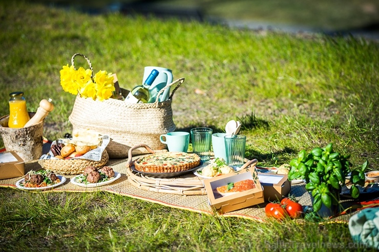 Restorāns Baltvilla sagatavojis īpašu piedāvājumu - svaigo uzkodu un desertu piknika grozu līdzņemšanai, ko baudīt, dodoties pastaigā uz mežu, jūru va 281784