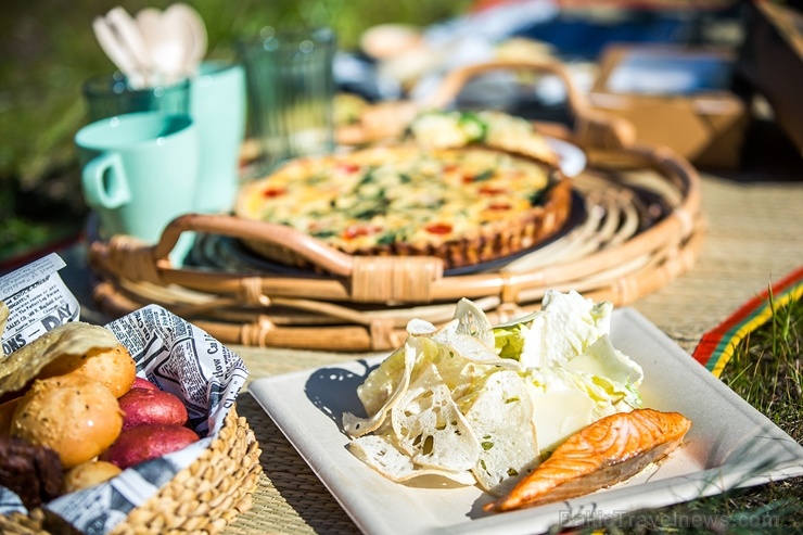 Restorāns Baltvilla sagatavojis īpašu piedāvājumu - svaigo uzkodu un desertu piknika grozu līdzņemšanai, ko baudīt, dodoties pastaigā uz mežu, jūru va 281786