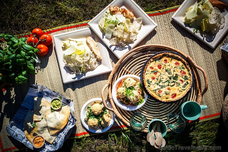 Restorāns Baltvilla sagatavojis īpašu piedāvājumu - svaigo uzkodu un desertu piknika grozu līdzņemšanai, ko baudīt, dodoties pastaigā uz mežu, jūru va 281787