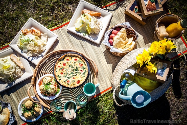 Restorāns Baltvilla sagatavojis īpašu piedāvājumu - svaigo uzkodu un desertu piknika grozu līdzņemšanai, ko baudīt, dodoties pastaigā uz mežu, jūru va 281788