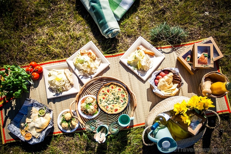 Restorāns Baltvilla sagatavojis īpašu piedāvājumu - svaigo uzkodu un desertu piknika grozu līdzņemšanai, ko baudīt, dodoties pastaigā uz mežu, jūru va 281789