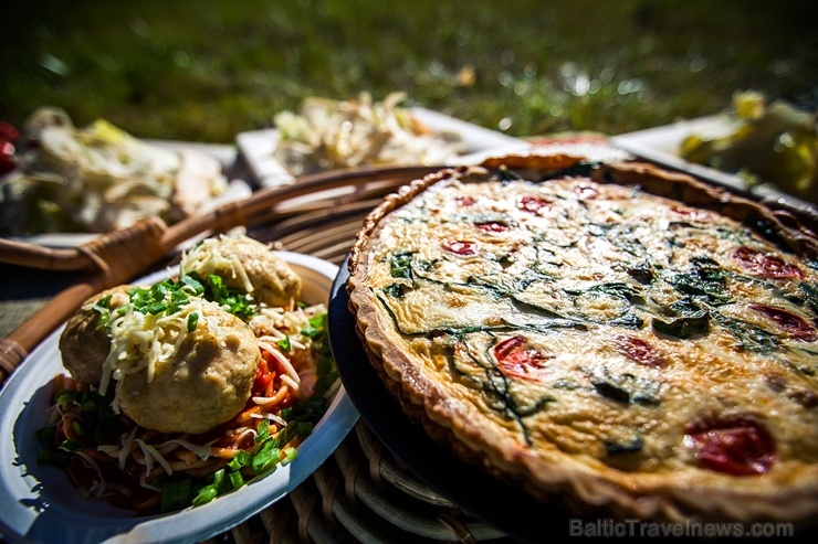 Restorāns Baltvilla sagatavojis īpašu piedāvājumu - svaigo uzkodu un desertu piknika grozu līdzņemšanai, ko baudīt, dodoties pastaigā uz mežu, jūru va 281790