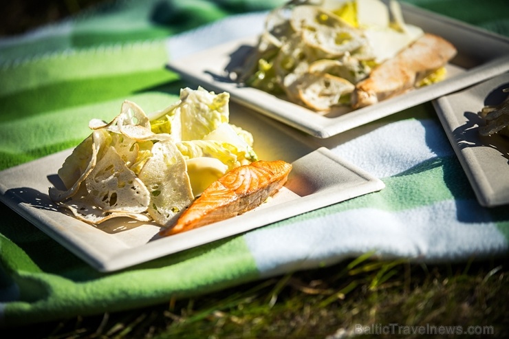 Restorāns Baltvilla sagatavojis īpašu piedāvājumu - svaigo uzkodu un desertu piknika grozu līdzņemšanai, ko baudīt, dodoties pastaigā uz mežu, jūru va 281795