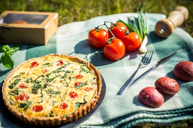 Restorāns Baltvilla sagatavojis īpašu piedāvājumu - svaigo uzkodu un desertu piknika grozu līdzņemšanai, ko baudīt, dodoties pastaigā uz mežu, jūru va 281801