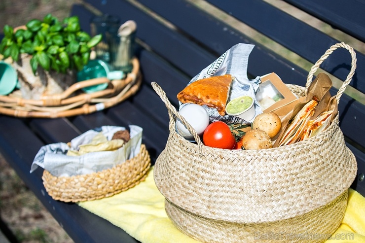 Restorāns Baltvilla sagatavojis īpašu piedāvājumu - svaigo uzkodu un desertu piknika grozu līdzņemšanai, ko baudīt, dodoties pastaigā uz mežu, jūru va 281833