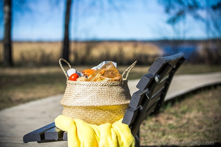 Restorāns Baltvilla sagatavojis īpašu piedāvājumu - svaigo uzkodu un desertu piknika grozu līdzņemšanai, ko baudīt, dodoties pastaigā uz mežu, jūru va 281836