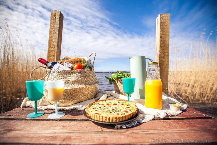 Restorāns Baltvilla sagatavojis īpašu piedāvājumu - svaigo uzkodu un desertu piknika grozu līdzņemšanai, ko baudīt, dodoties pastaigā uz mežu, jūru va 281846