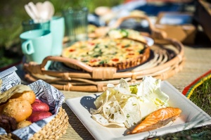 Restorāns Baltvilla sagatavojis īpašu piedāvājumu - svaigo uzkodu un desertu piknika grozu līdzņemšanai, ko baudīt, dodoties pastaigā uz mežu, jūru va 5