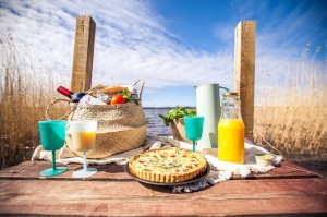 Restorāns Baltvilla sagatavojis īpašu piedāvājumu - svaigo uzkodu un desertu piknika grozu līdzņemšanai, ko baudīt, dodoties pastaigā uz mežu, jūru va 65