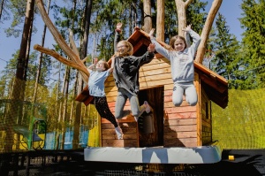 Latvijas valsts mežu dabas parks Tērvetē atklāta jauna aktīvās atpūtas tematiskā daļa ar pievienoto vides izglītības vērtību - Kurbada zeme 2