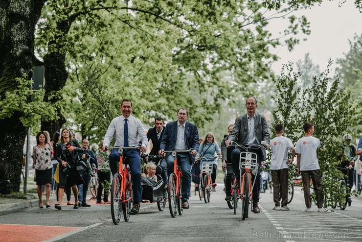 Siguldā atklāta Latvijā pirmā velo iela, kas darbojas kā pilotprojekts Siguldas kopējās satiksmes uzlabošanas koncepcijā 283971