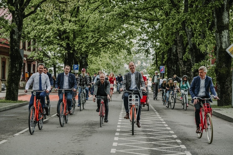 Siguldā atklāta Latvijā pirmā velo iela, kas darbojas kā pilotprojekts Siguldas kopējās satiksmes uzlabošanas koncepcijā 283972