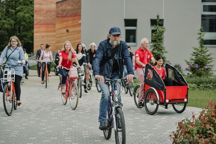 Siguldā atklāta Latvijā pirmā velo iela, kas darbojas kā pilotprojekts Siguldas kopējās satiksmes uzlabošanas koncepcijā 283975