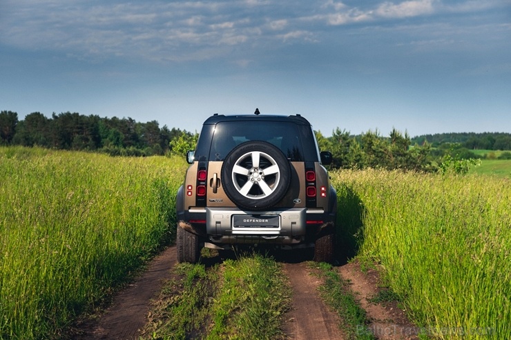 Land Rover salonā Rīgā ieradies Land Rover Defender – viens no pievilcīgākajiem desmitgades automobiļiem 284486