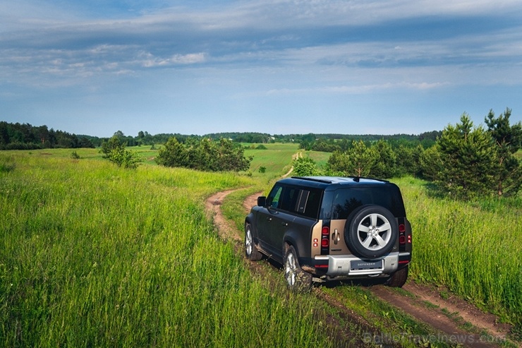 Land Rover salonā Rīgā ieradies Land Rover Defender – viens no pievilcīgākajiem desmitgades automobiļiem 284487