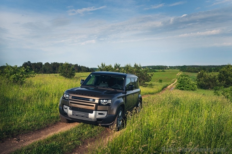 Land Rover salonā Rīgā ieradies Land Rover Defender – viens no pievilcīgākajiem desmitgades automobiļiem 284488