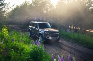 Land Rover salonā Rīgā ieradies Land Rover Defender – viens no pievilcīgākajiem desmitgades automobiļiem 14