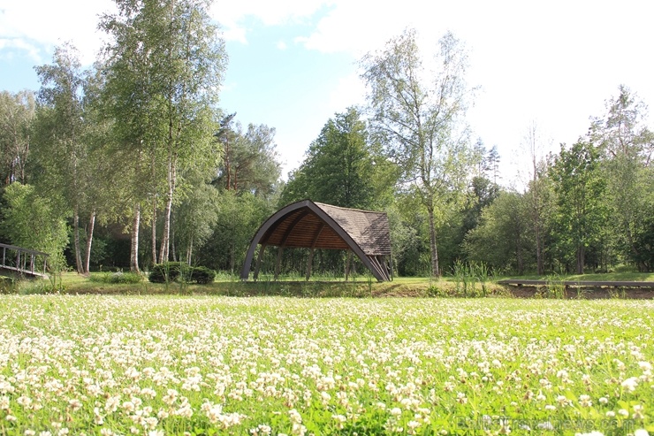 Salaspilī ceļotājus uzņem Māksliniecisks viesu nams kupolmājā «Ārpus laika» 284746