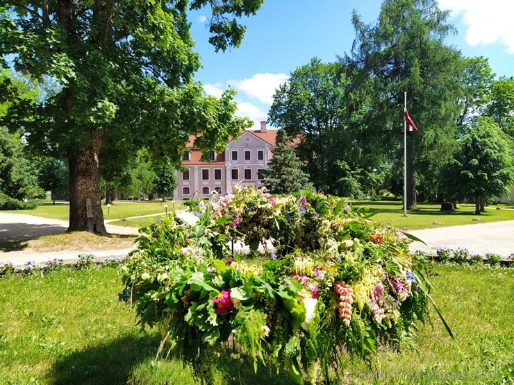 Madonu Vasaras saulgriežos rotā milzīgi vainagi 284826