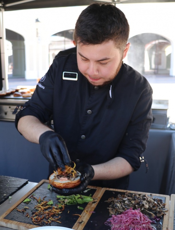 Viktors Ravdive un Lauris Aleksejevs aicina uz «Burger Battle» jaunajā «Via Jurmala Outlet Village» 286390