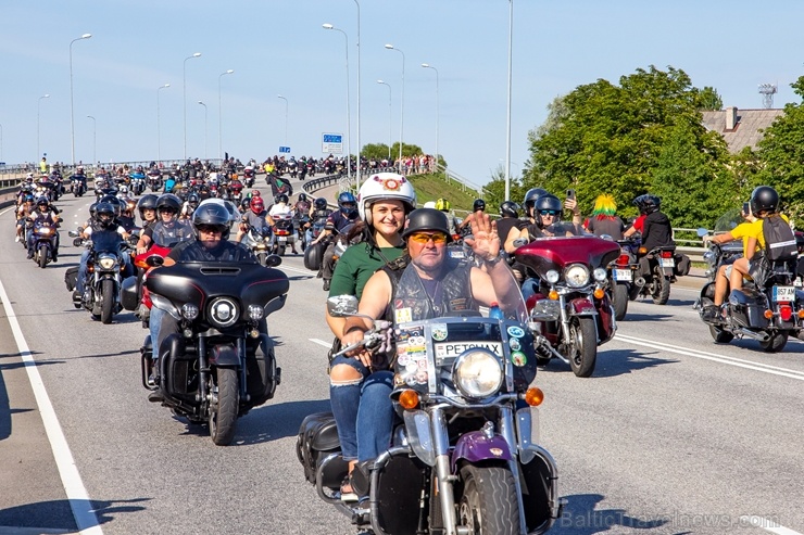 Ventspils ielas un ostas promenādi pierūcina «Kurland bike meet 2020» Motociklu parāde 286593