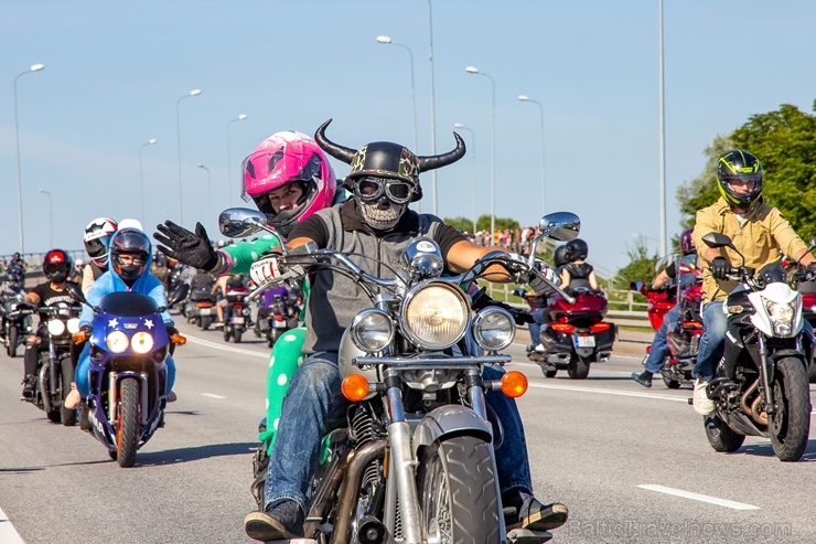 Ventspils ielas un ostas promenādi pierūcina «Kurland bike meet 2020» Motociklu parāde 286602