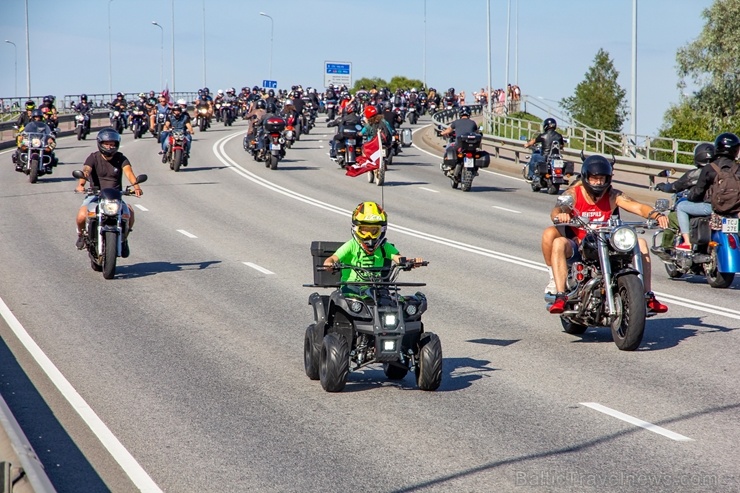 Ventspils ielas un ostas promenādi pierūcina «Kurland bike meet 2020» Motociklu parāde 286609