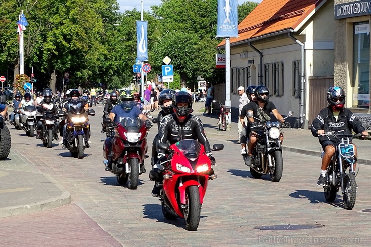 Ventspils ielas un ostas promenādi pierūcina «Kurland bike meet 2020» Motociklu parāde 286610