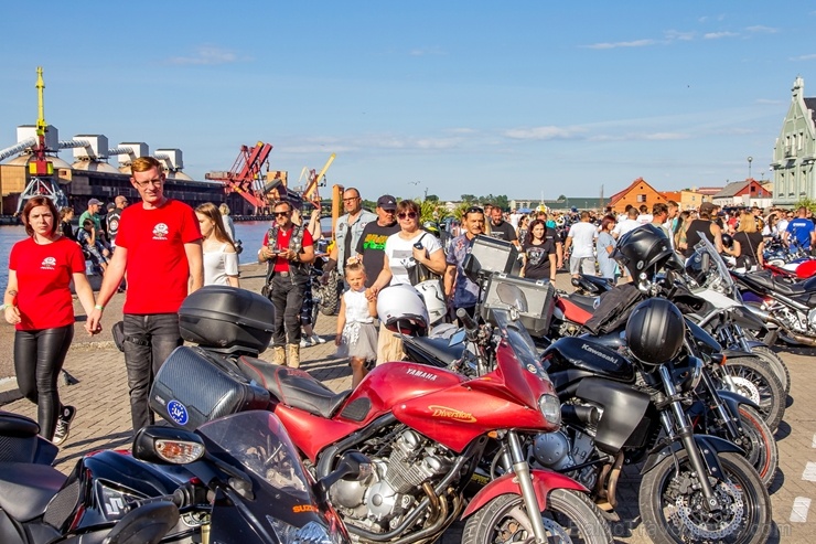 Ventspils ielas un ostas promenādi pierūcina «Kurland bike meet 2020» Motociklu parāde 286649