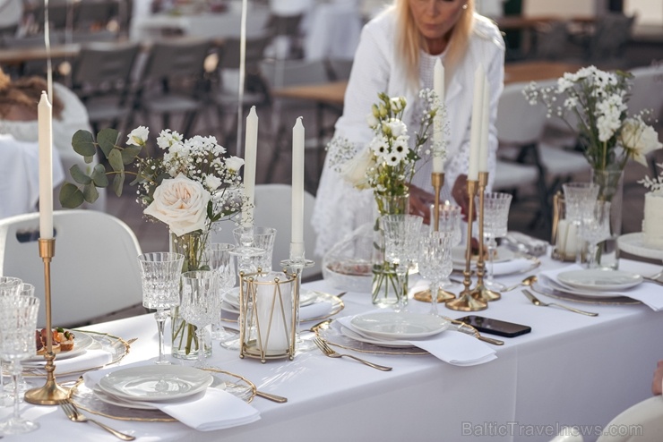 Slepenībā turētais baltais pikniks šajā gadā notika modes zīmolu outlet ciematā Via Jurmala Outlet Village 287196