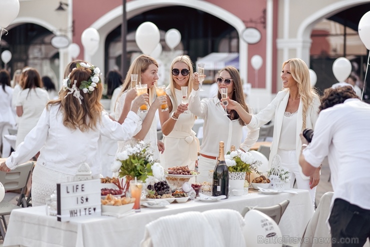 Slepenībā turētais baltais pikniks šajā gadā notika modes zīmolu outlet ciematā Via Jurmala Outlet Village 287197