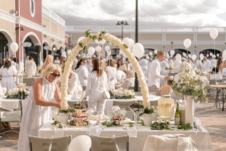 Slepenībā turētais baltais pikniks šajā gadā notika modes zīmolu outlet ciematā Via Jurmala Outlet Village 287202