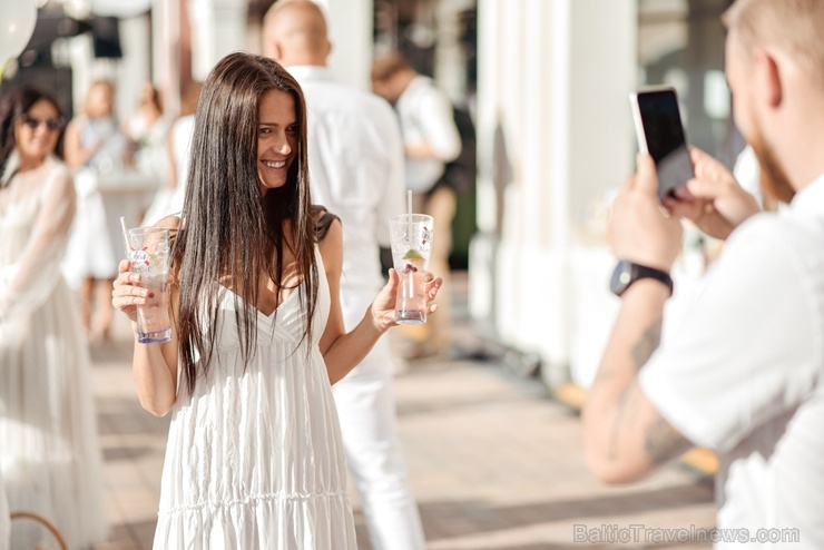 Slepenībā turētais baltais pikniks šajā gadā notika modes zīmolu outlet ciematā Via Jurmala Outlet Village 287209