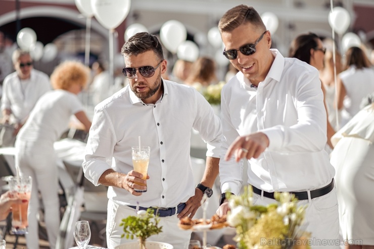 Slepenībā turētais baltais pikniks šajā gadā notika modes zīmolu outlet ciematā Via Jurmala Outlet Village 287210