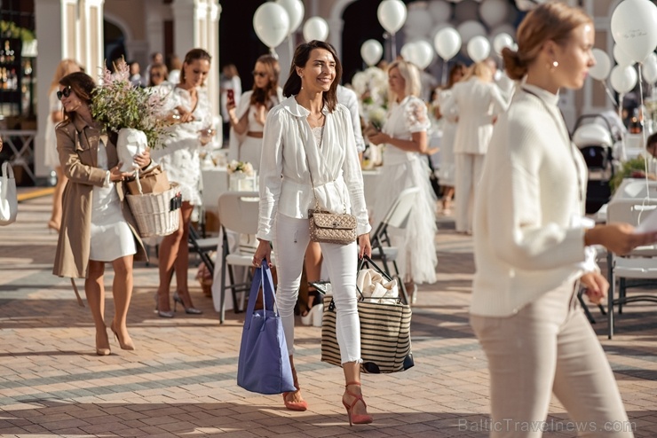 Slepenībā turētais baltais pikniks šajā gadā notika modes zīmolu outlet ciematā Via Jurmala Outlet Village 287213