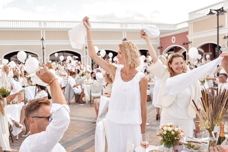 Slepenībā turētais baltais pikniks šajā gadā notika modes zīmolu outlet ciematā Via Jurmala Outlet Village 287228