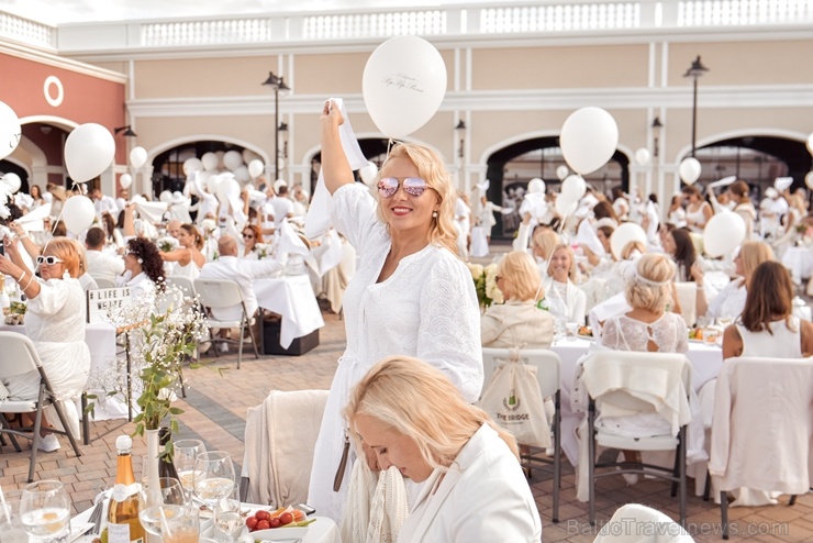 Slepenībā turētais baltais pikniks šajā gadā notika modes zīmolu outlet ciematā Via Jurmala Outlet Village 287230