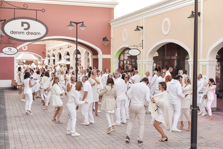 Slepenībā turētais baltais pikniks šajā gadā notika modes zīmolu outlet ciematā Via Jurmala Outlet Village 287238