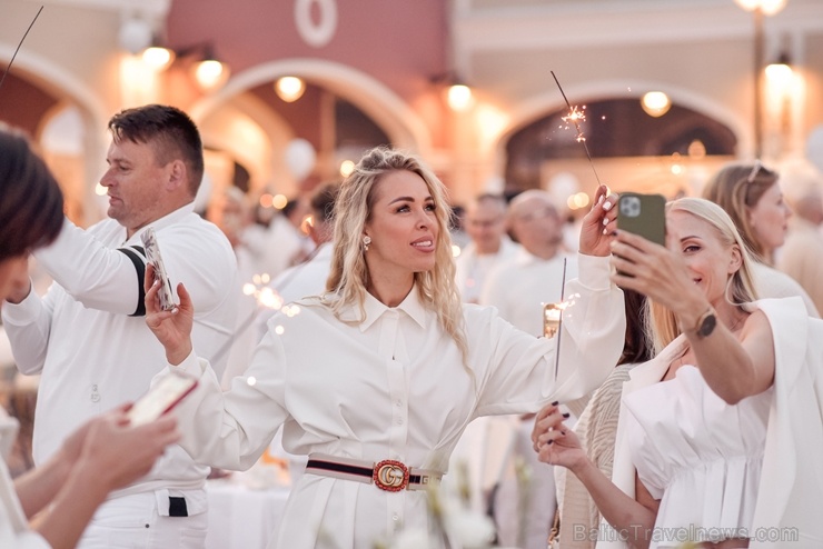 Slepenībā turētais baltais pikniks šajā gadā notika modes zīmolu outlet ciematā Via Jurmala Outlet Village 287242