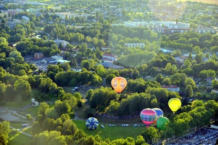 Valmierā lustīgi un krāšņi svin pilsētas 737. dzimšanas dienu 287243